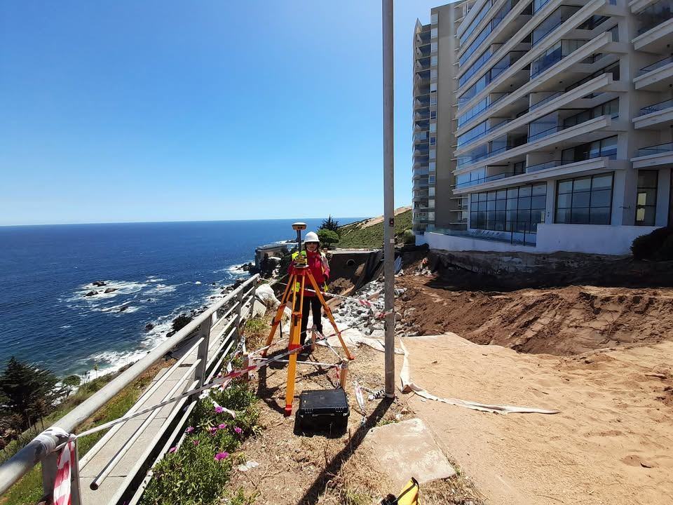 Levantamiento topográfico en borde costero junto a edificio