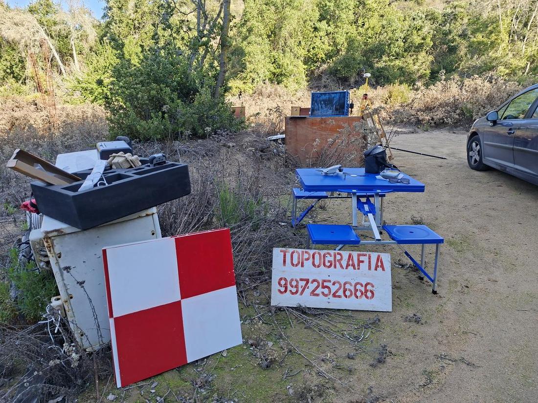 Equipo de topografía dispuesto en terreno antes de iniciar faena